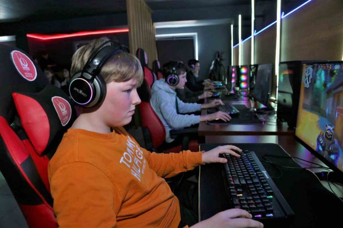 Hollandalı Öğrenciler Teknomer’de Misafir Edildi