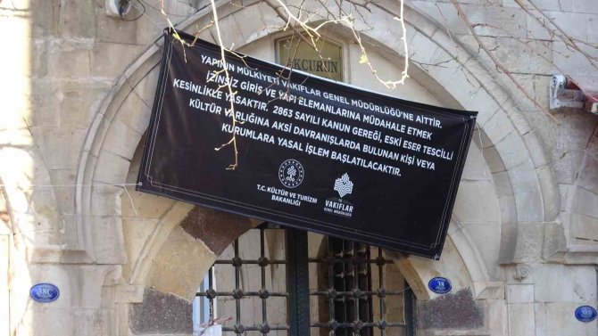 Depremde Hasar Gören Bin 500 Yıllık Caminin Duvarı Çöktü