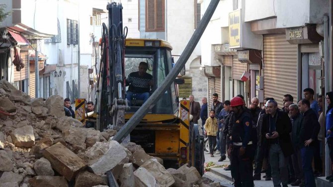 Depremde Hasar Gören Bin 500 Yıllık Caminin Duvarı Çöktü