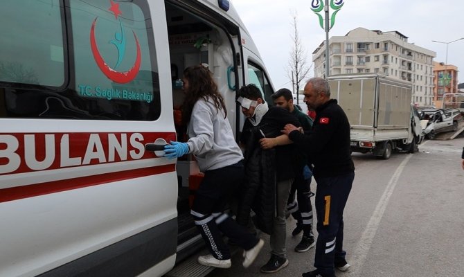 Refüjü Aşıp Karşı Şeride Geçen Pikap Kamyonet İle Çarpıştı: 1’i Ağır 4 Yaralı