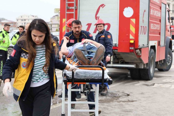 Refüjü Aşıp Karşı Şeride Geçen Pikap Kamyonet İle Çarpıştı: 1’i Ağır 4 Yaralı