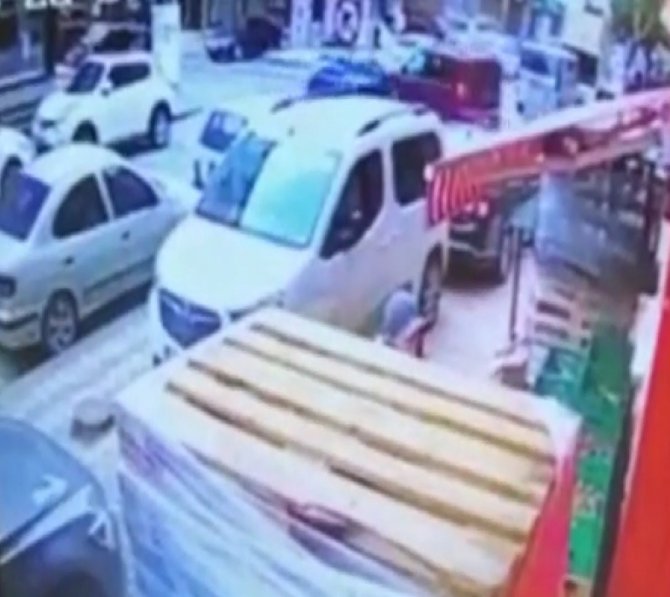 Otomobil İle Ticari Araç Çarpıştı, Kaza Anı Kameraya Yansıdı