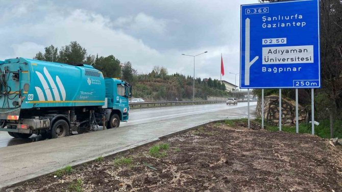 Ümraniye Belediyesi 37 Aracıyla Deprem Bölgesinde Hizmet Veriyor