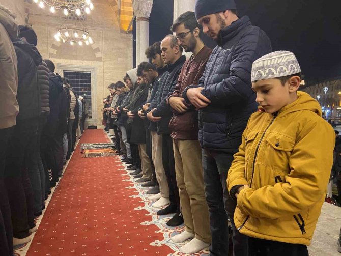 Konya’da İlk Teravih Namazında Camiler Doldu
