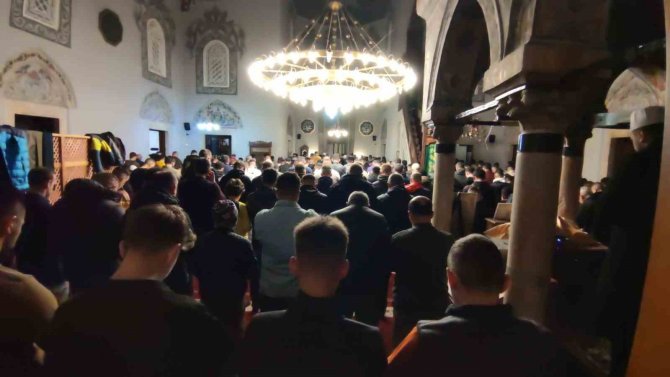 Kosova’da Cumhurbaşkanı Erdoğan’ın Açılışını Yaptığı Sinan Paşa Camii’nde İlk Teravih Kılındı