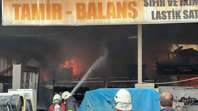 Lastik Üretim Tesisi Alev Alev Yandı: Bölgedeki Evler Tahliye Edildi