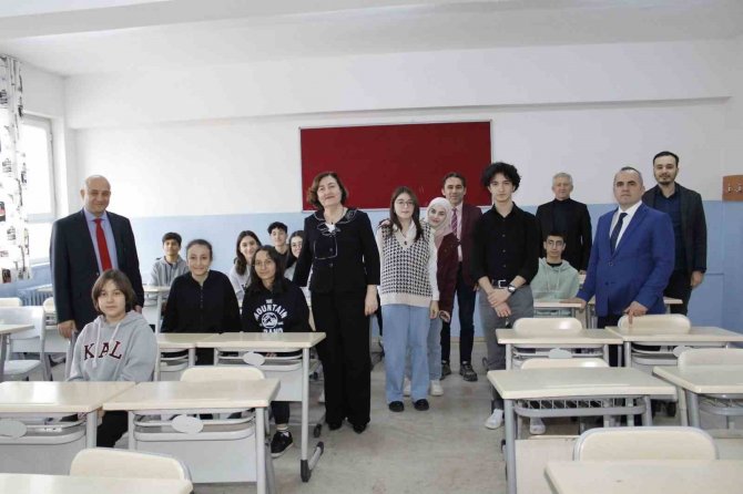 Üniversiteliler Lise Öğrencilerine İ̇ngilizce Konuşma Pratiği Sağlayacak