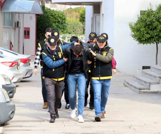 İ̇ş Arayan İki Arkadaşı Darp Edip, 91 Bin Liralarını Gasp Ettiler