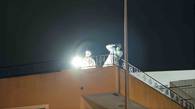 Annesinin Boğazını Keserek Öldüren Kişi Evin Çatısından Atladı