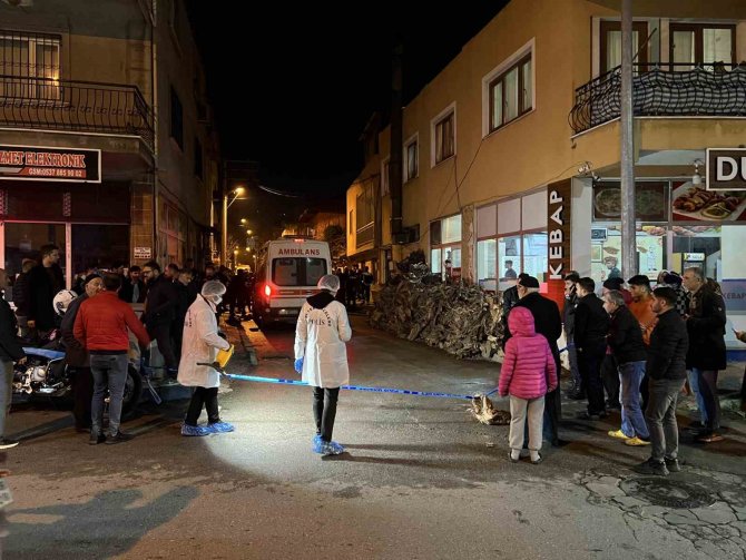 Annesinin Boğazını Keserek Öldüren Kişi Evin Çatısından Atladı