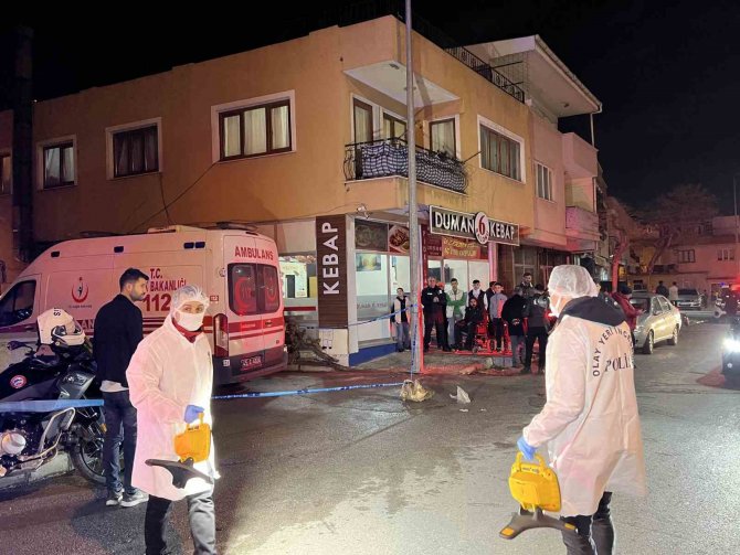 Annesinin Boğazını Keserek Öldüren Kişi Evin Çatısından Atladı