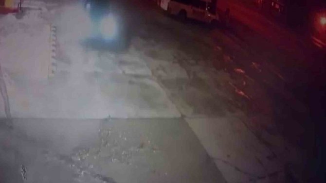 Lüks Otomobille Benzin İstasyonuna Daldı