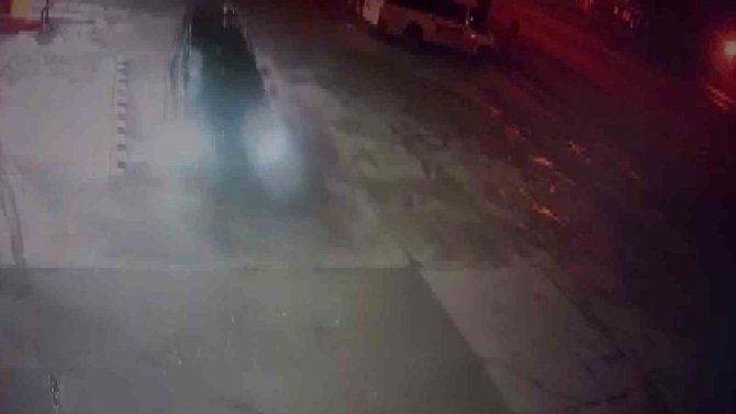 Lüks Otomobille Benzin İstasyonuna Daldı