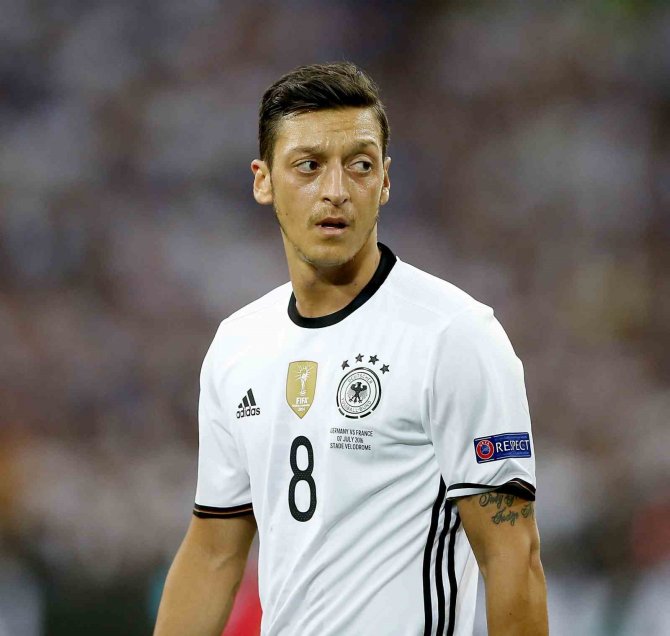 Mesut Özil, Futbolu Bıraktığını Açıkladı