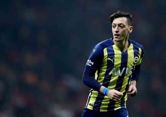 Mesut Özil, Futbolu Bıraktığını Açıkladı