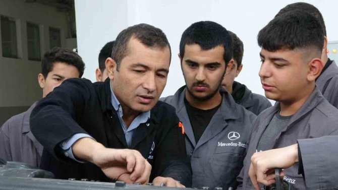 Kızıltepe’de Bu Okuldan Çıkan Öğrenciler Alman Devi Firmalarda Çalışma İmkanı Buluyor