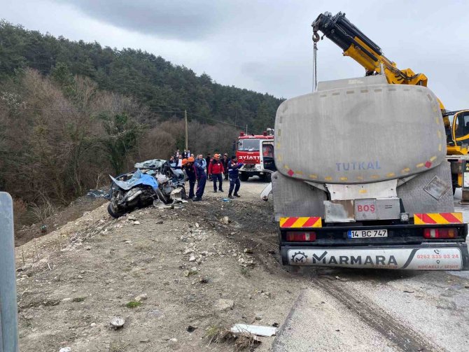Bolu’da Otomobil Kamyona Ok Gibi Saplandı: 2 Ölü