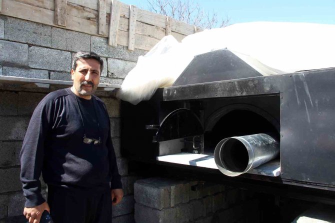 Depremzede Muhtar Fırın İnşasına Başladı, Ramazan Ayı Boyunca Ücretsiz Pide Dağıtacak