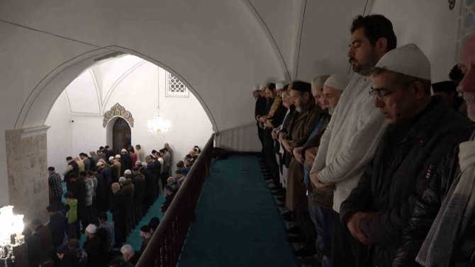 Bursa’da Ramazan Dualarla Karşılandı, Camiler Doldu Taştı