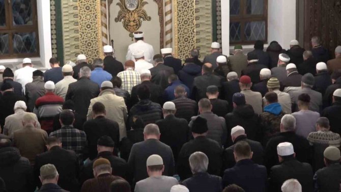 Bursa’da Ramazan Dualarla Karşılandı, Camiler Doldu Taştı
