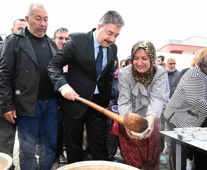 Osmaniye’de, Depremde Hayatını Kaybedenler İçin Aşure Dağıtıldı