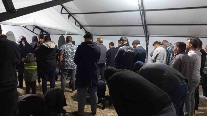 Depremden Etkilenen Osmaniye’de İlk Teravih Namazı Çadırda Kılındı
