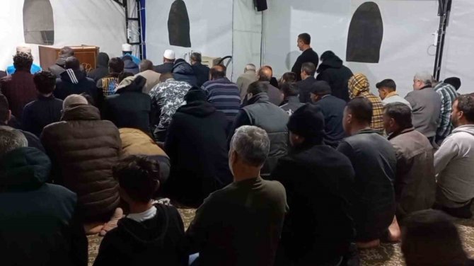 Depremden Etkilenen Osmaniye’de İlk Teravih Namazı Çadırda Kılındı
