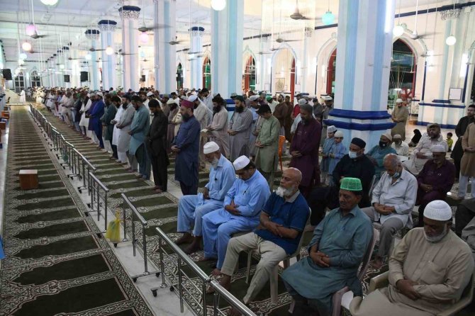 Pakistan’da İlk Teravih Namazı Kılındı