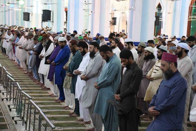 Pakistan’da İlk Teravih Namazı Kılındı