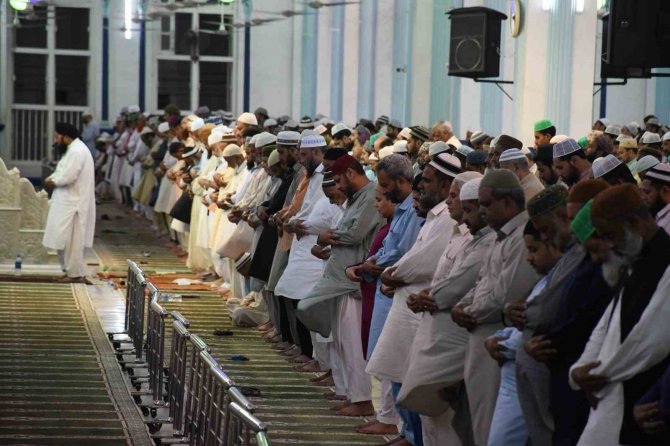 Pakistan’da İlk Teravih Namazı Kılındı