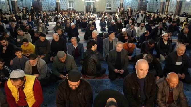 İ̇lk Teravih Namazında Camiler Doldu