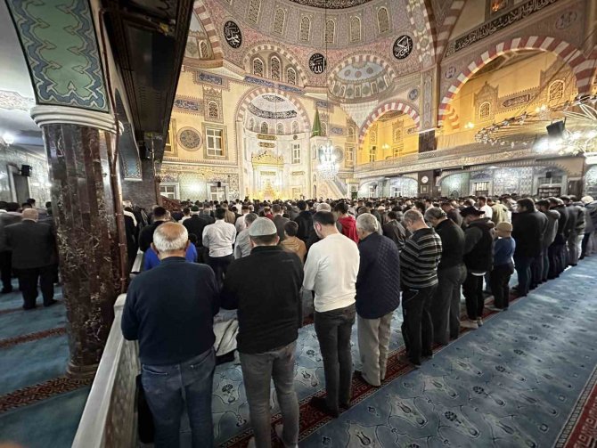 İ̇lk Teravih Namazında Camiler Doldu