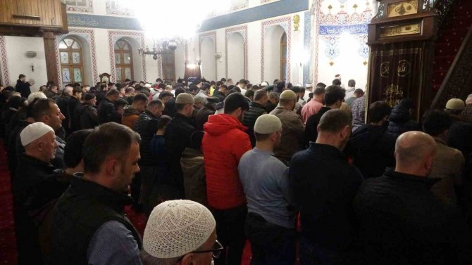 On Bir Ayın Sultanı ‘Ramazan’ Kılınan Teravih Namazıyla Başladı