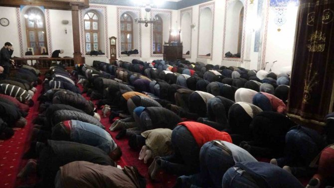 On Bir Ayın Sultanı ‘Ramazan’ Kılınan Teravih Namazıyla Başladı