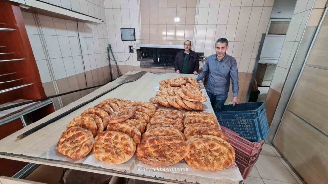 Devrek’te Ramazan Pidesi Vatandaşların Tüketimine Sunulmaya Başlandı