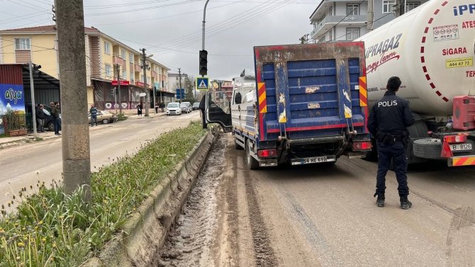 İ̇nşaat Malzemesi Yüklü Kamyonet, Tıra Arkadan Çarptı: 1 Yaralı
