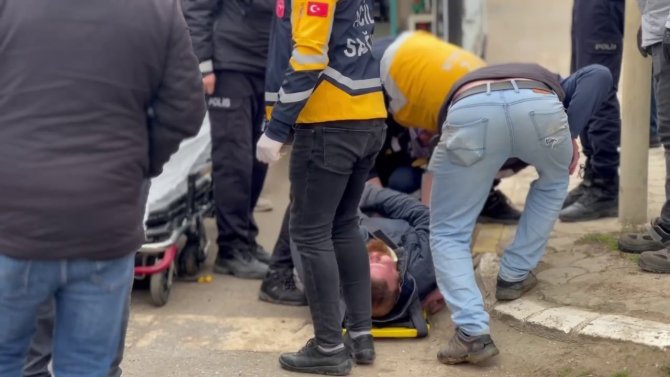 İ̇nşaat Malzemesi Yüklü Kamyonet, Tıra Arkadan Çarptı: 1 Yaralı