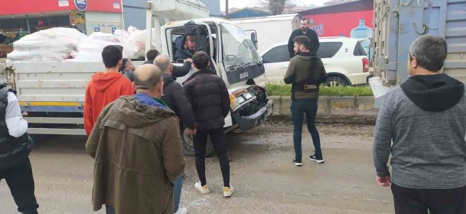 İ̇nşaat Malzemesi Yüklü Kamyonet, Tıra Arkadan Çarptı: 1 Yaralı