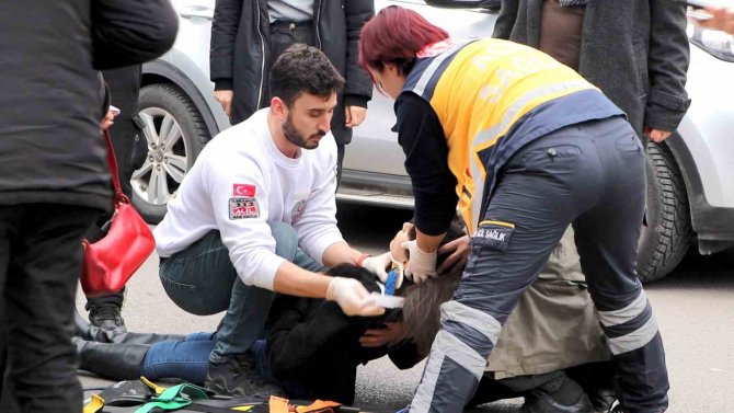 Yaya Geçidini Kullanmayan Genç Kızlara Otomobil Çarptı: 2 Yaralı