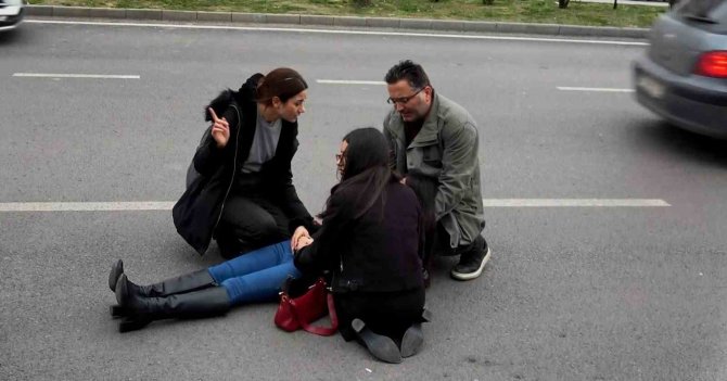 Yaya Geçidini Kullanmayan Genç Kızlara Otomobil Çarptı: 2 Yaralı