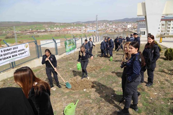 Depremde Hayatını Kaybedenler Anısına Fidan Diktiler