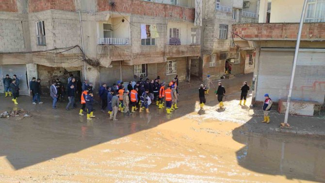 Şanlıurfa’da Sel Temizliği Ve Hasar Tespit Çalışmaları Sürüyor