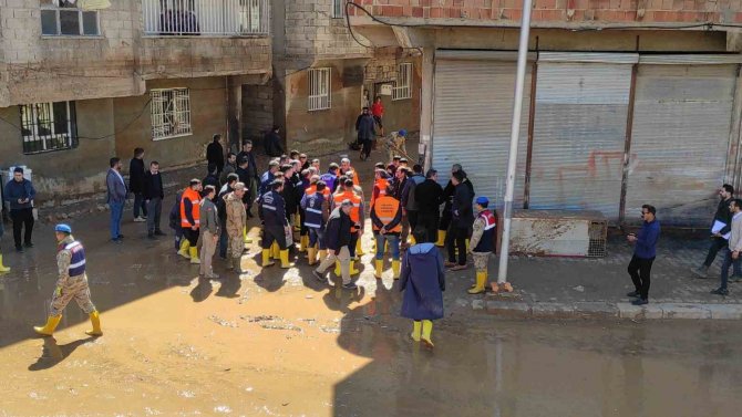 Şanlıurfa’da Sel Temizliği Ve Hasar Tespit Çalışmaları Sürüyor