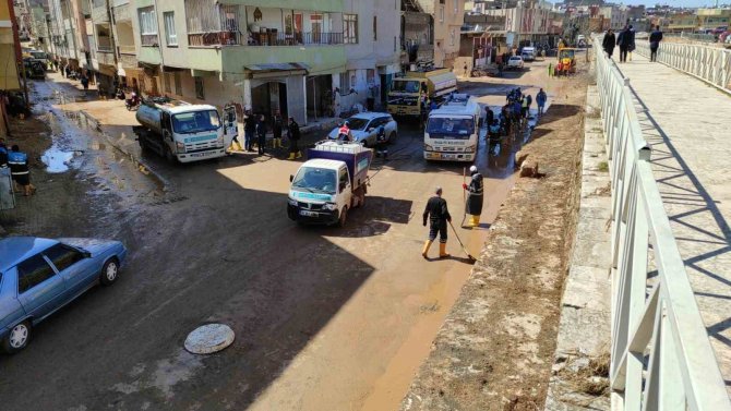Şanlıurfa’da Sel Temizliği Ve Hasar Tespit Çalışmaları Sürüyor