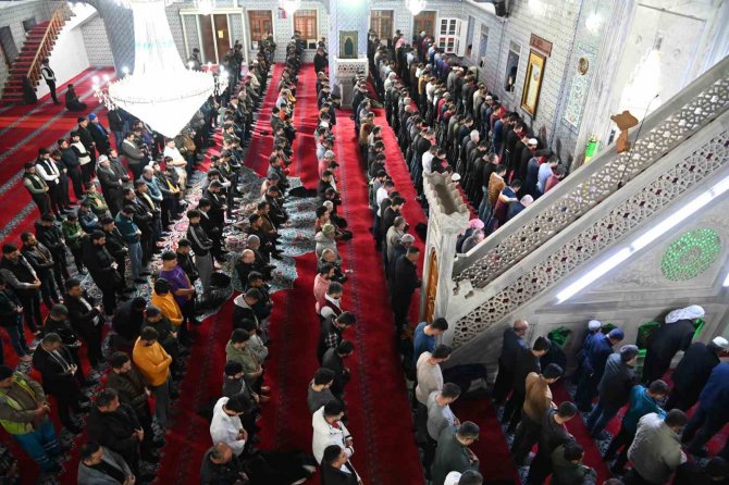 Selin Vurduğu Şanlıurfa’da İlk Teravih Namazı Kılındı