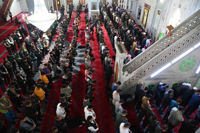 Selin Vurduğu Şanlıurfa’da İlk Teravih Namazı Kılındı