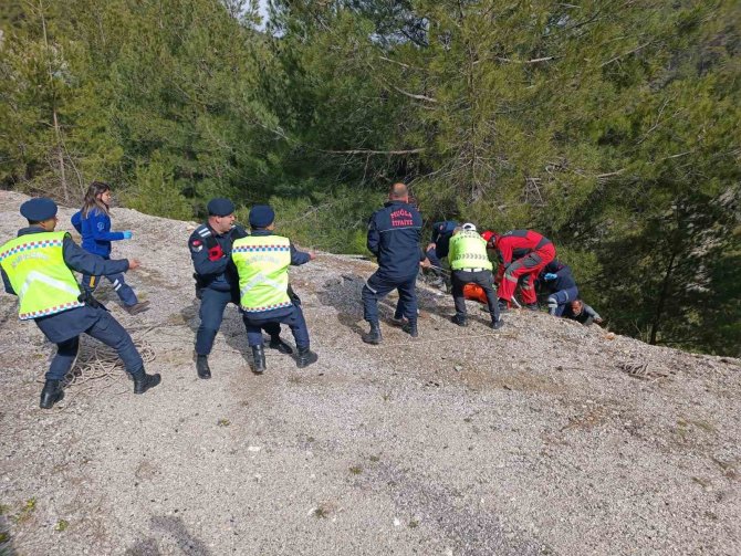 Seydikemer’de Kamyonet Uçuruma Uçtu: 1 Yaralı