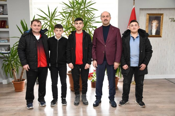 Başkan Ali Kılıç’tan Başarılı Sporculara Ödül