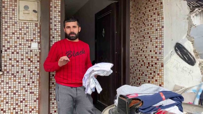 Fedakar Depremzede Baba, Çocuğu Üşümesin Diye Ağır Hasar Alan Evlerine Girip Kıyafet Aradı