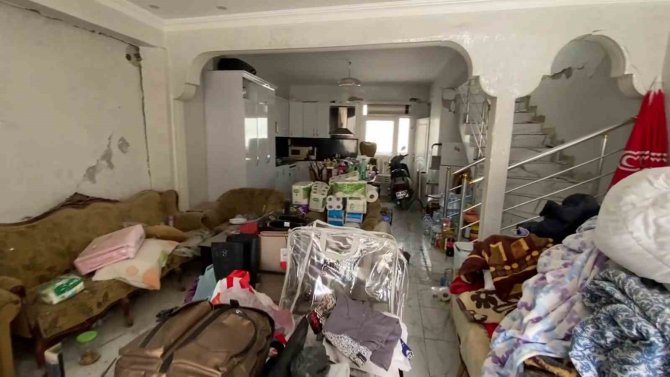 Fedakar Depremzede Baba, Çocuğu Üşümesin Diye Ağır Hasar Alan Evlerine Girip Kıyafet Aradı